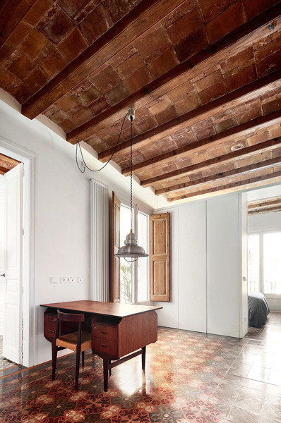 Flat Renovation in the Eixample of Barcelona / M2arquitectura - Windows, Table, Wood, Beam