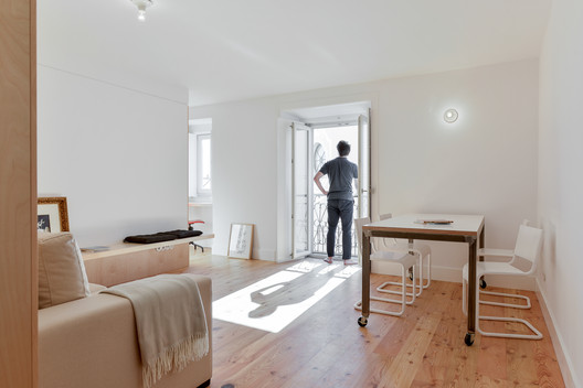 Casa na Bica do Sapato / ARRIBA - Mesa, Cadeira, Janela