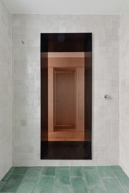 Casa na Bica do Sapato / ARRIBA - Porta, Vidro