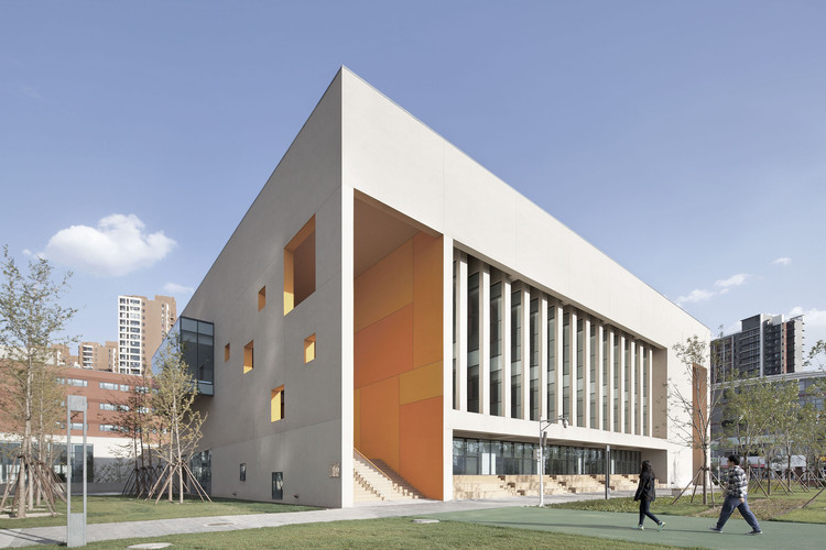 School with an Open Space / Beijing Institute of Architectural Design 6th Division - More Images