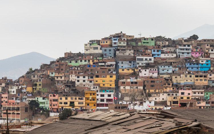 Déficit de vivienda en el Perú alcanza las 1.8 millones de unidades: ¿Alerta de trabajo para arquitectos?, Cerro de San Cristóbal, Lima, Perú. Image © Diego Delso / Wikimedia Commons