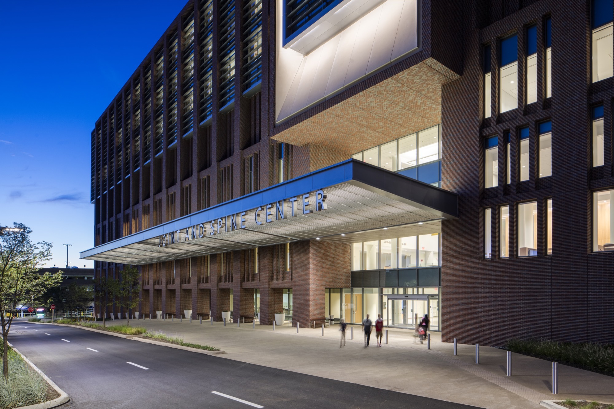 Gallery of The Christ Hospital Joint and Spine Center / SOM 14