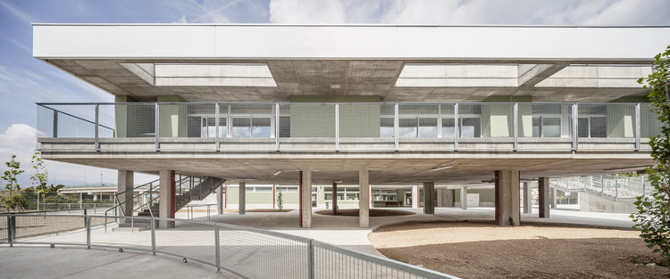 Escuela-Instituto Sant Llàtzer  / Territori 24 - Fachada, Ventanas, Barandas