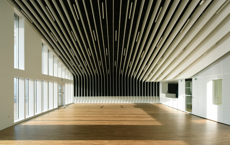 Sala multifuncional en Francia / Rouby Hemmerlé Architects  - Imagen 8 de 16