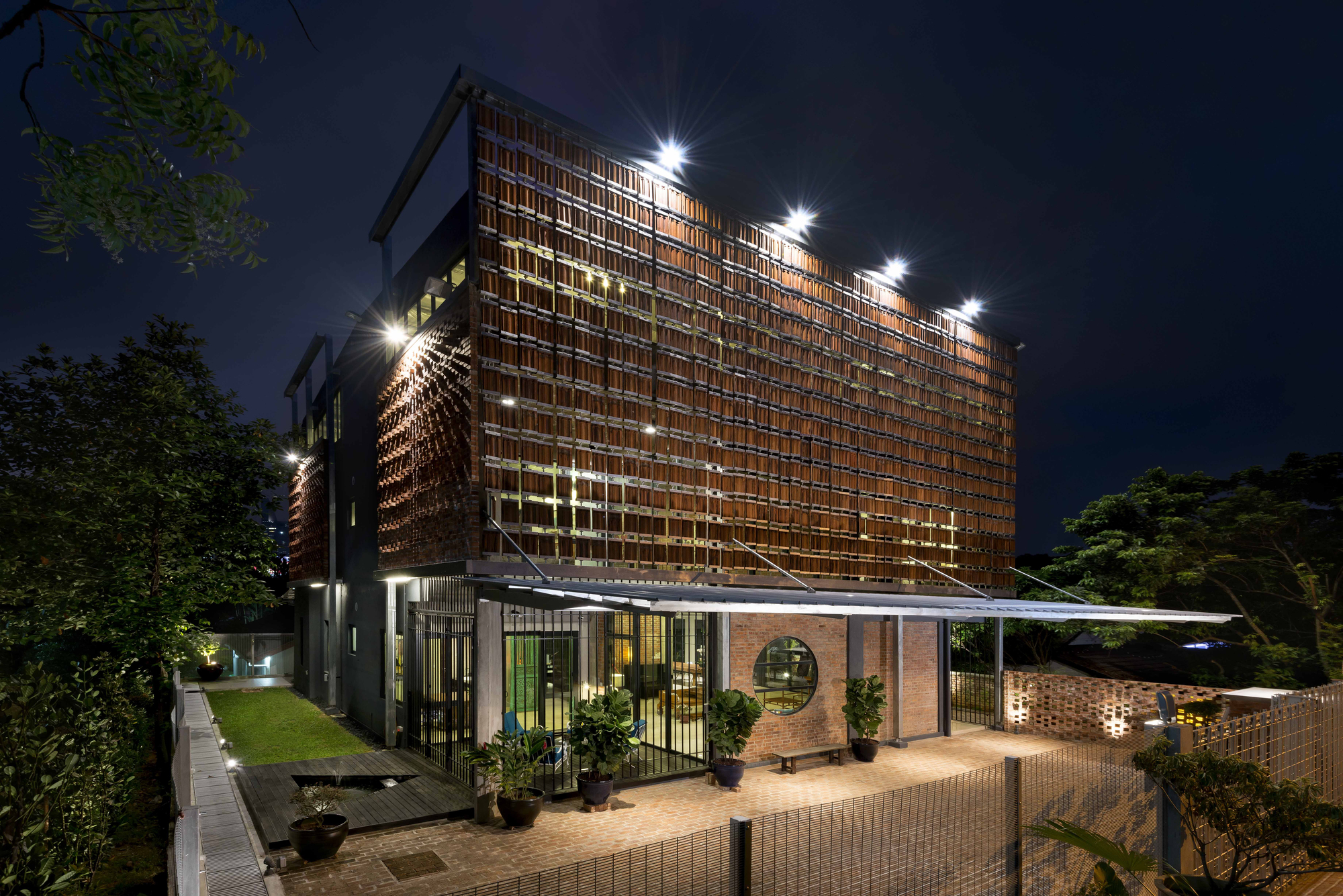 Galería de Clay Roof House / DRTAN LM Architect 32