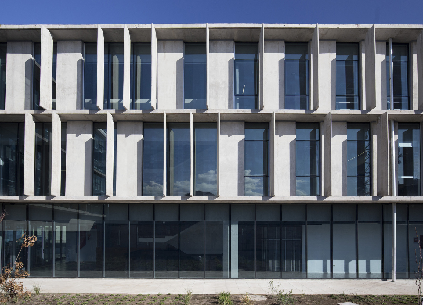 Gallery of Ministry of Housing and Urban Development Building / Carreño