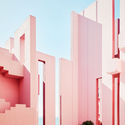La Muralla Roja de Ricardo Bofill bajo el lente de Gregori Civera - Fotografía De Arquitectura
