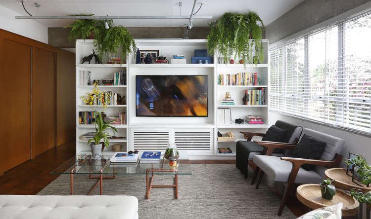 Apartamento Granja Julieta  / Cincocinco Arquitetura - Prateleira, Sofá, Mesa, Janela