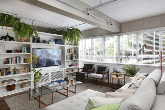 Apartamento Granja Julieta  / Cincocinco Arquitetura - Prateleira, Mesa, Janela, Cadeira