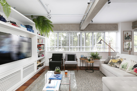 Apartamento Granja Julieta  / Cincocinco Arquitetura - Mesa, Sofá