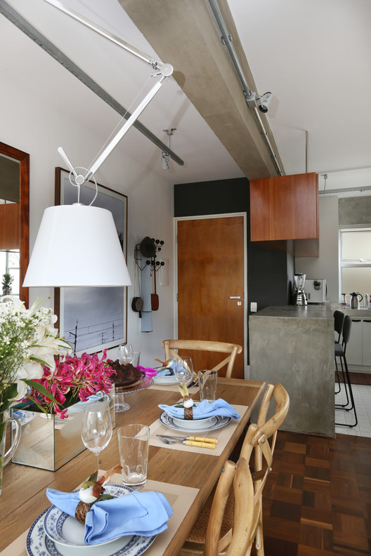 Apartamento Granja Julieta  / Cincocinco Arquitetura - Mesa, Cozinha, Bancada, Cadeira, Viga