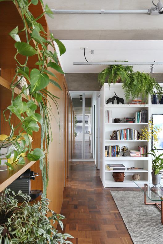 Apartamento Granja Julieta  / Cincocinco Arquitetura - Prateleira, Janela