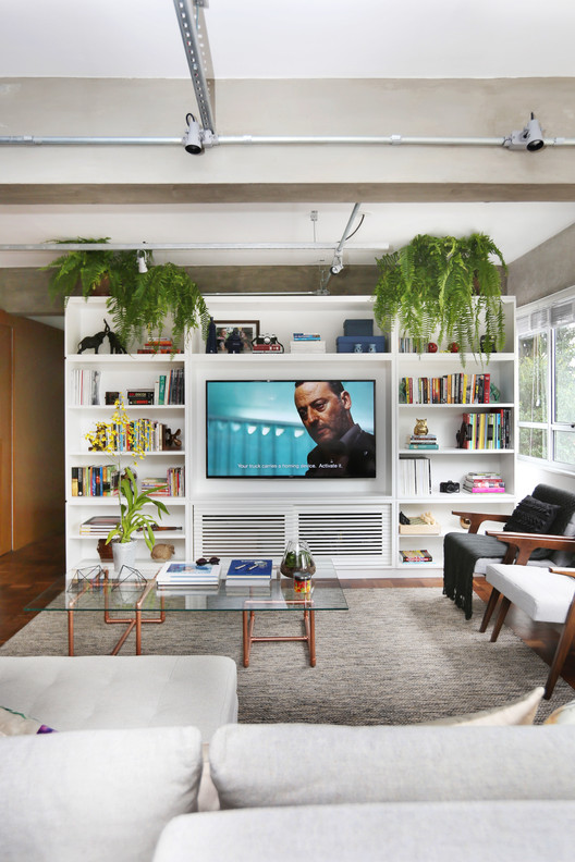 Apartamento Granja Julieta  / Cincocinco Arquitetura - Sofá, Mesa, Viga