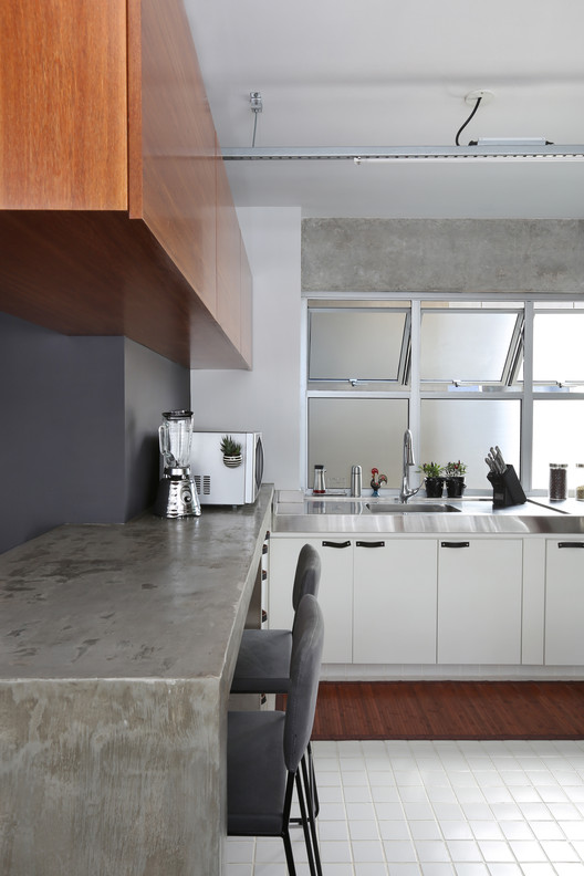 Apartamento Granja Julieta  / Cincocinco Arquitetura - Bancada, Cozinha, Pia, Cadeira, Viga