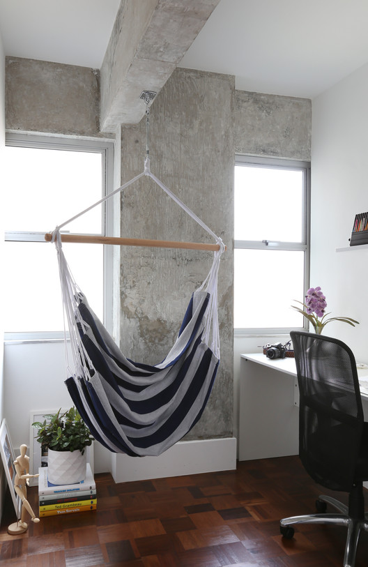 Apartamento Granja Julieta  / Cincocinco Arquitetura - Janela, Cadeira