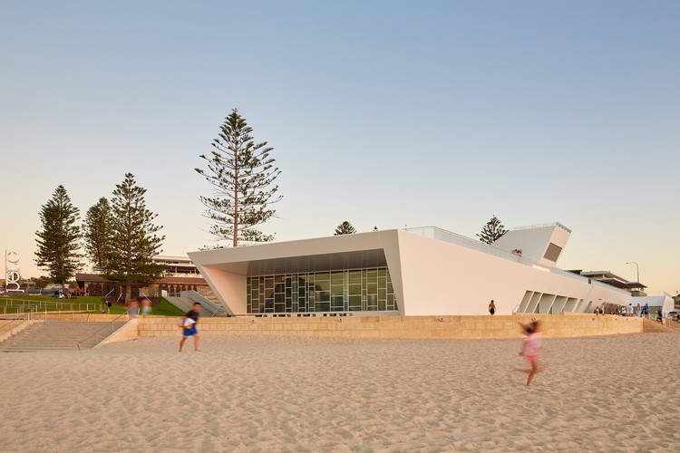 City Beach Surf Club  / Christou Design Group - Image 3 of 28