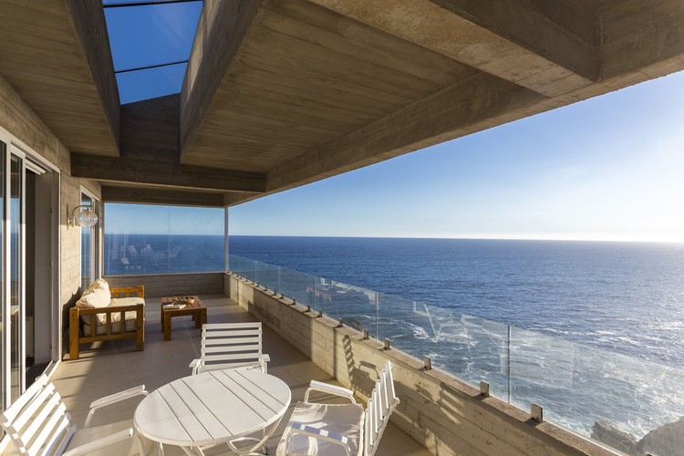 The Mirador House  / Víctor Gubbins Browne + Gubbins Arquitectos - Windows, Table, Chair, Beam, Deck