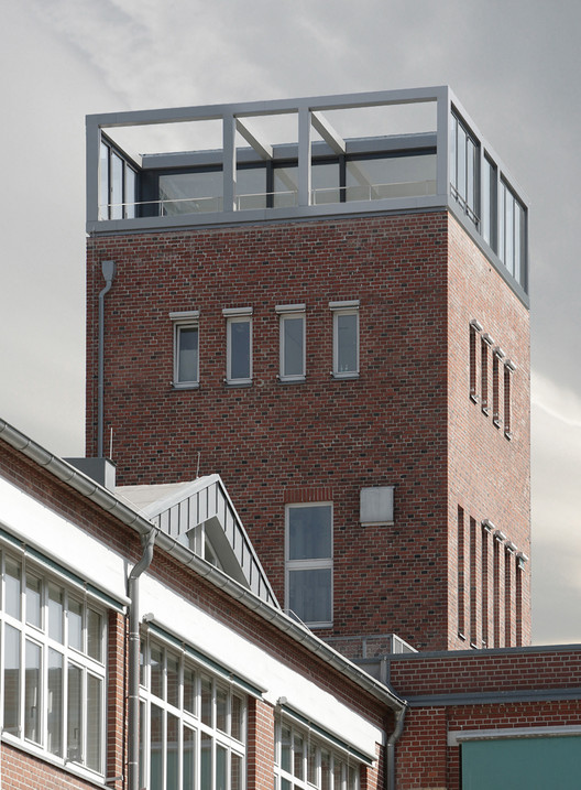 Penthouse Apartment in Bielefeld  / Architekten Wannenmacher  + Möller  - Windows, Brick, Facade