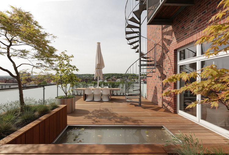 Penthouse Apartment in Bielefeld  / Architekten Wannenmacher  + Möller  - Windows, Garden, Deck, Courtyard