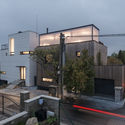 Dos construcciones / Compass Atelier - Casas