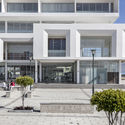 Unidad de Garantías Penales Ambato  / Espinoza Carvajal Arquitectos + Arquitectura X + Colectivo Arquitectura - Tribunales Y Juzgados, Puerta, Fachada, Balcón