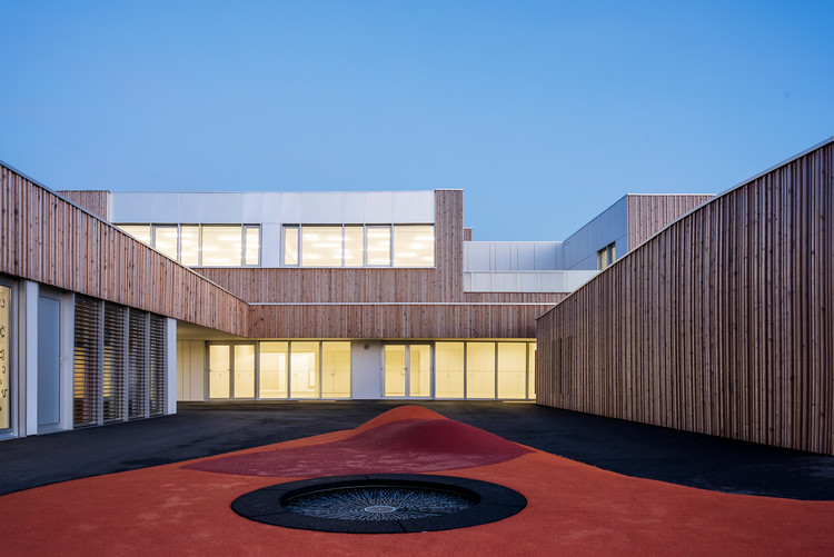 School Group in France  / rhb architectes - Facade