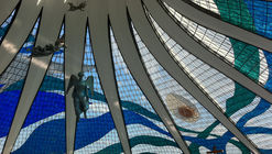 Brasília recebe exposição de Marianne Peretti, criadora dos vitrais da Catedral