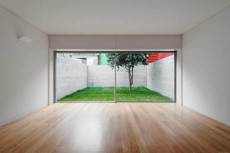 House in Rua de Marracuene  / Base Arquitetura - Windows