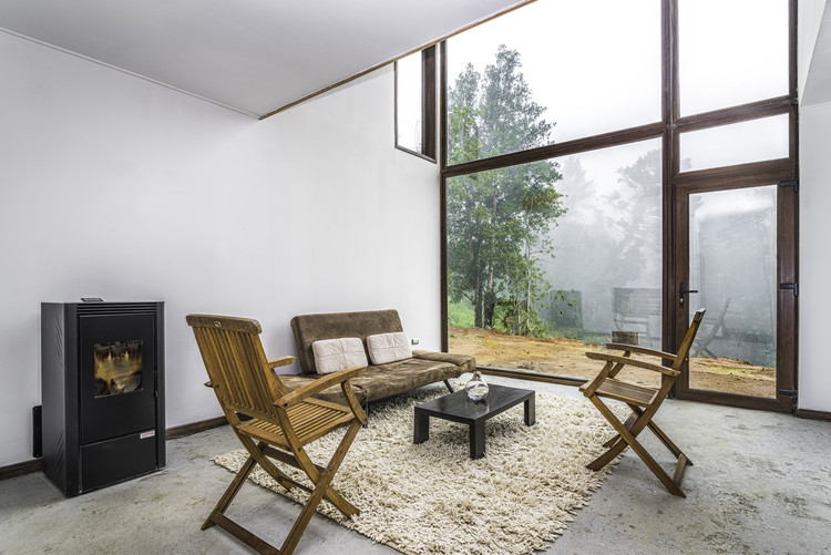 Siete Coigües House  / Emil Osorio Schmied - Chair, Windows, Beam