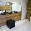 Apartamento em Ipanema / Baumann Arquitetura - Cozinha, Porta, Bancada, Cadeira