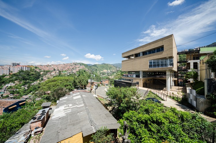 Colegio Camilo Mora Carrasquilla / FP arquitectura + Mauricio Montoya - Escuelas, Jardín, Fachada, Urbano