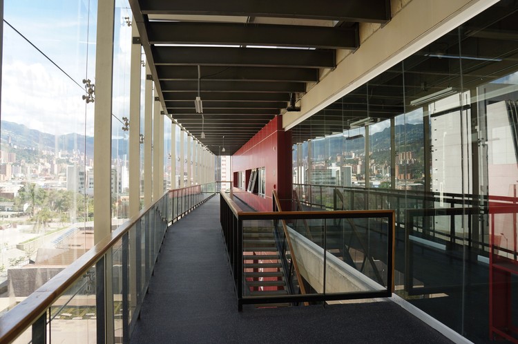 Centro Cívico Plaza de La Libertad / OPUS + Toroposada Arquitectos - Vidrio, Fachada, Barandas