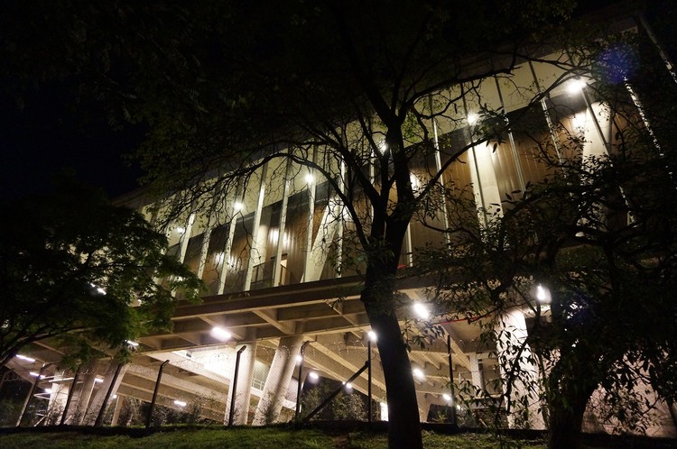 Auditorio Colegio la Enseñanza / OPUS + MEJÍA  / OPUS + MEJÍA - Auditorium, Facade, Arch