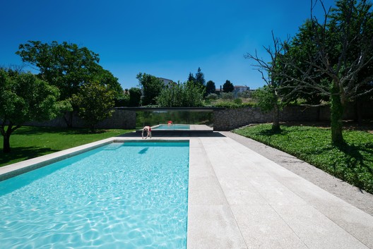 Piscina na Chamusca da Beira / João Mendes Ribeiro Piscina na Chamusca da Beira / João Mendes Ribeiro - Jardim