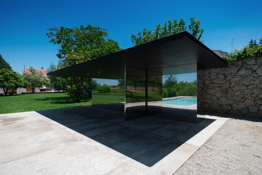 Piscina na Chamusca da Beira / João Mendes Ribeiro Piscina na Chamusca da Beira / João Mendes Ribeiro - Porta, Jardim, Aido