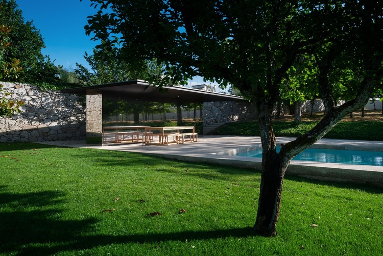 Piscina na Chamusca da Beira / João Mendes Ribeiro - Jardim