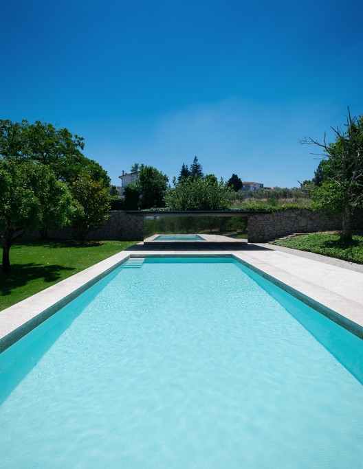 Piscina na Chamusca da Beira / João Mendes Ribeiro Piscina na Chamusca da Beira / João Mendes Ribeiro - Jardim