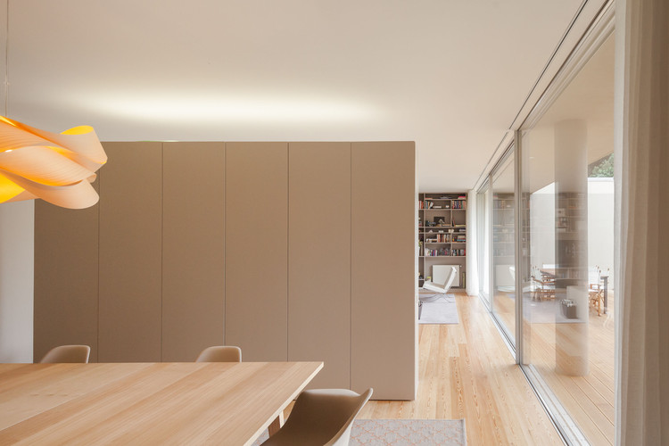 House 2L  / 236 Arquitectos - Table