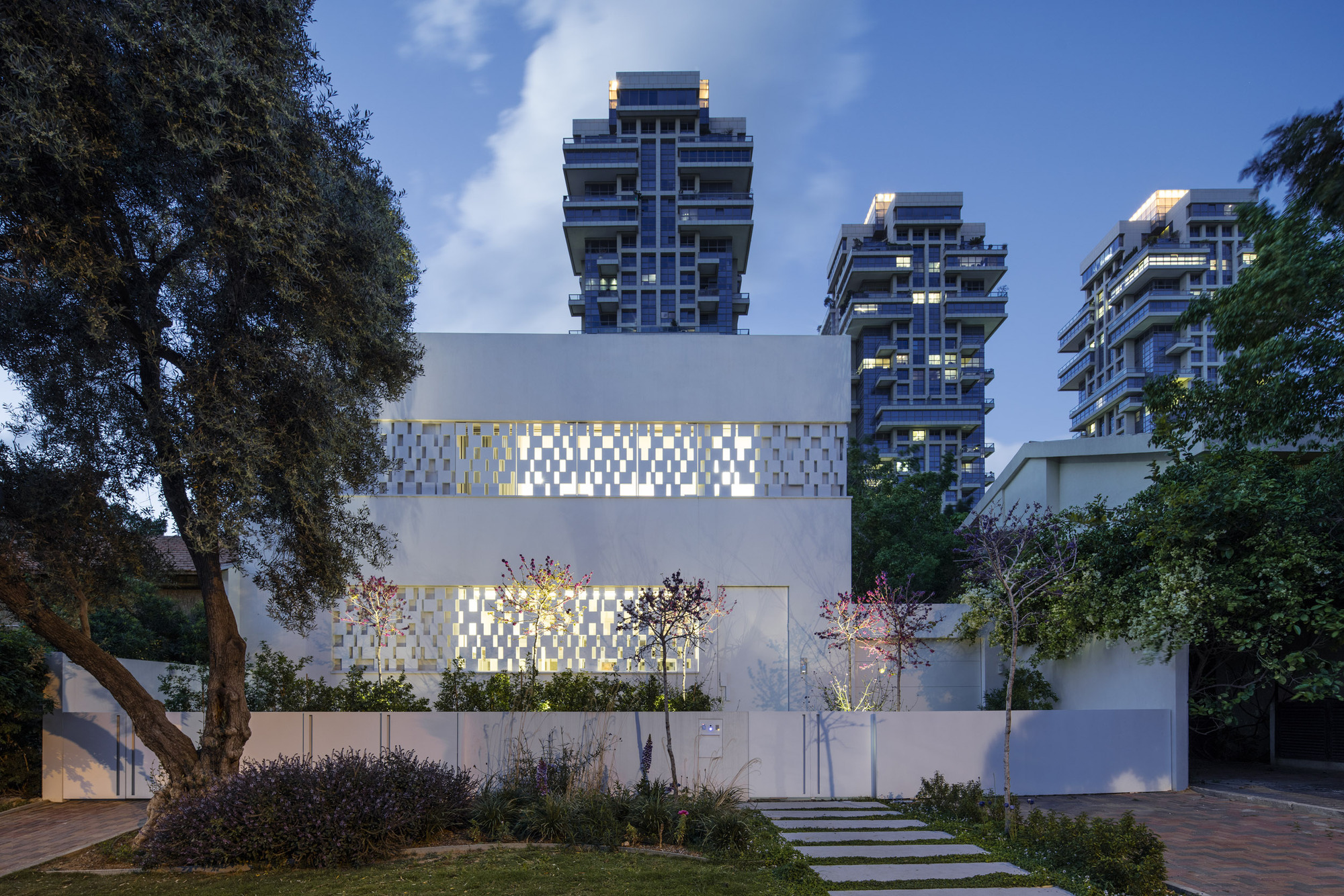 Gallery of Tel Aviv House / Pitsou Kedem Architects 6