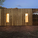 Cedar Hall / DesignbuildBLUFF  - Edificios Para Estudiantes