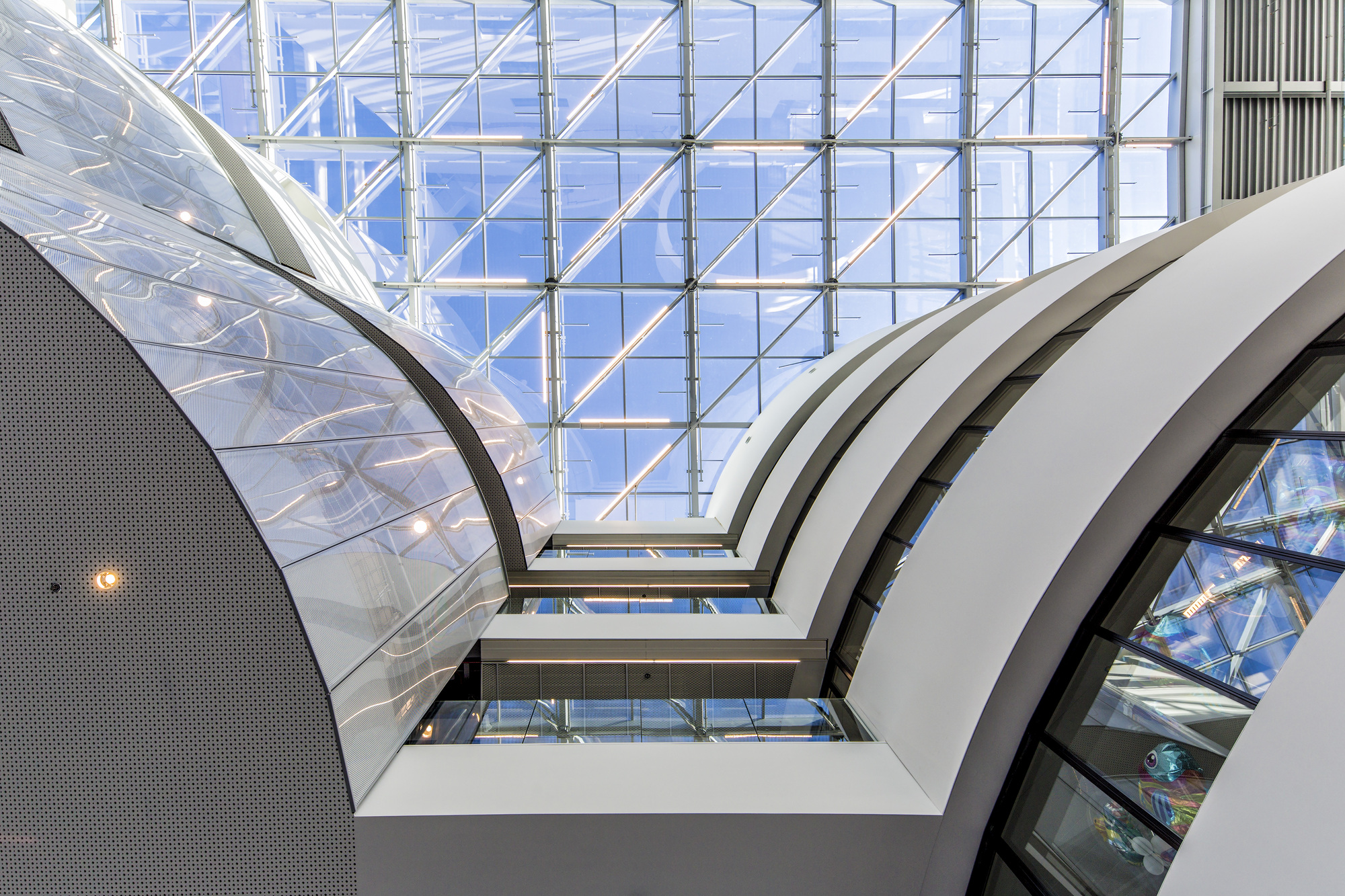 устройство атриумов. витражное остекление атриума. что такое атриум в здании. стеклянный атриум общественное здание. что такое атриум в здании.