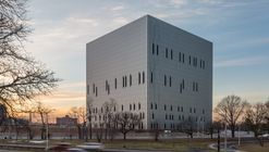 拥有封闭坚固外壳的美国纽约公共安全响应中心二期 / SOM