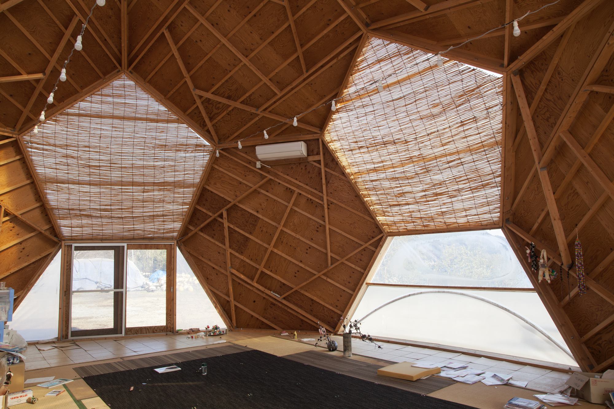 Gallery of Between Generic Interventions and Architecture of Relations ...