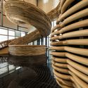 Atrio de un Lobby / Oded Halaf y Tomer Gelfand  - Interiores De Oficina