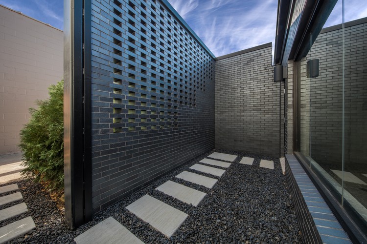 Royal House Recording / Saroki Architecture	 - Brick, Facade