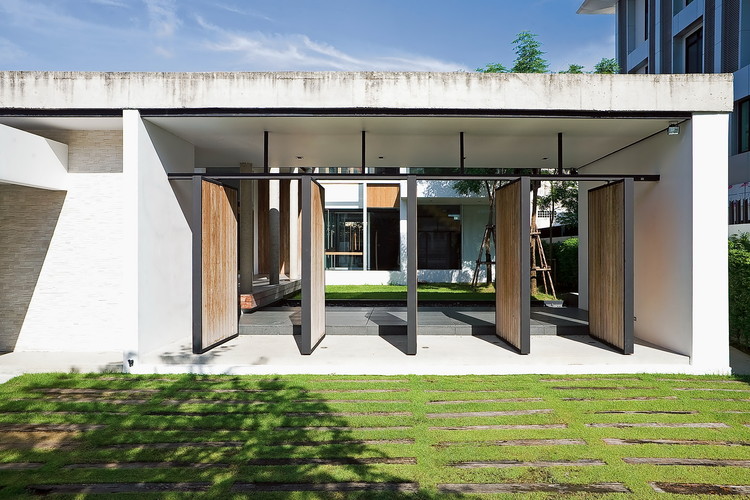 Dindang House  / Archimontage Design Fields Sophisticated - Facade, Windows, Column, Courtyard