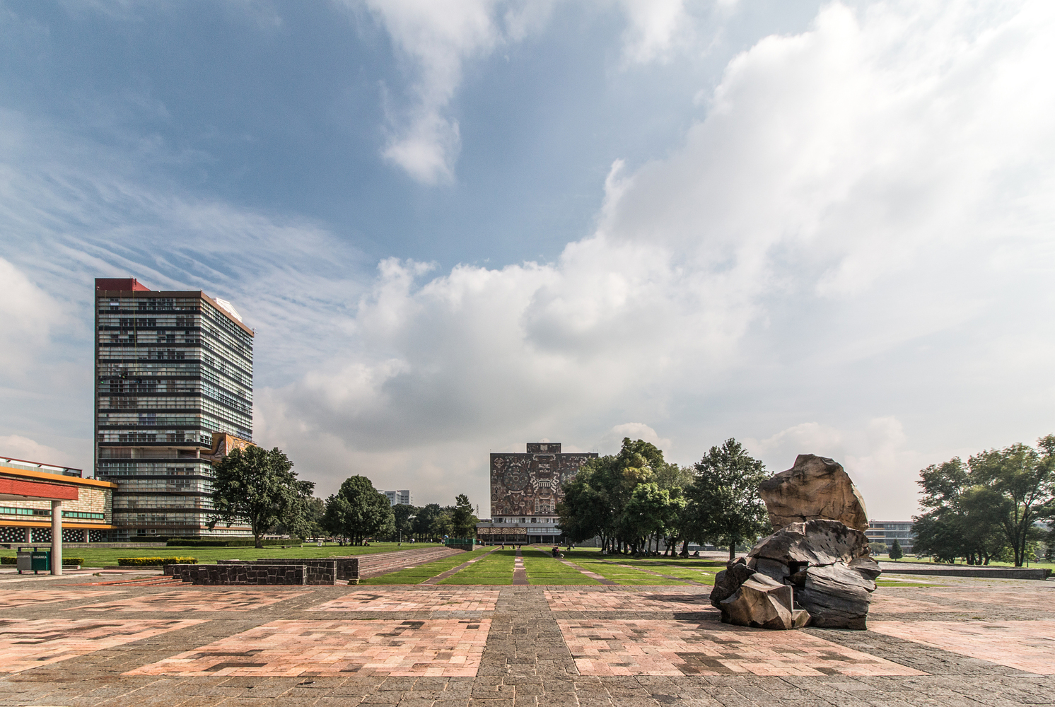 vista de la biblioteca central de la UNAM
