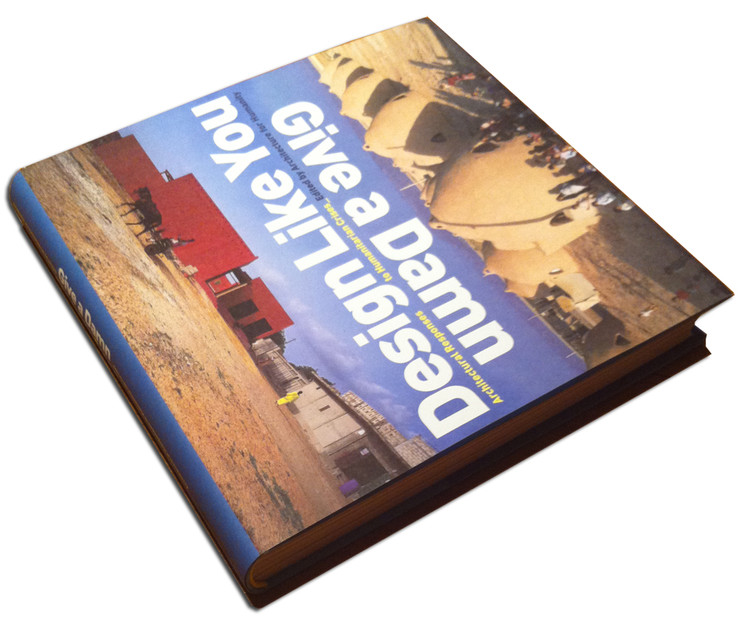 Capa do livro de Architecture for Humanity "Design Like You Give a Damn". Imagem via Plataforma Urbana