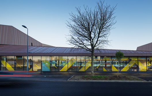 Escola de Ensino Médio, Ginásio e Centro Cultural / Chartier Dalix Architectes - Imagem 12 de 33