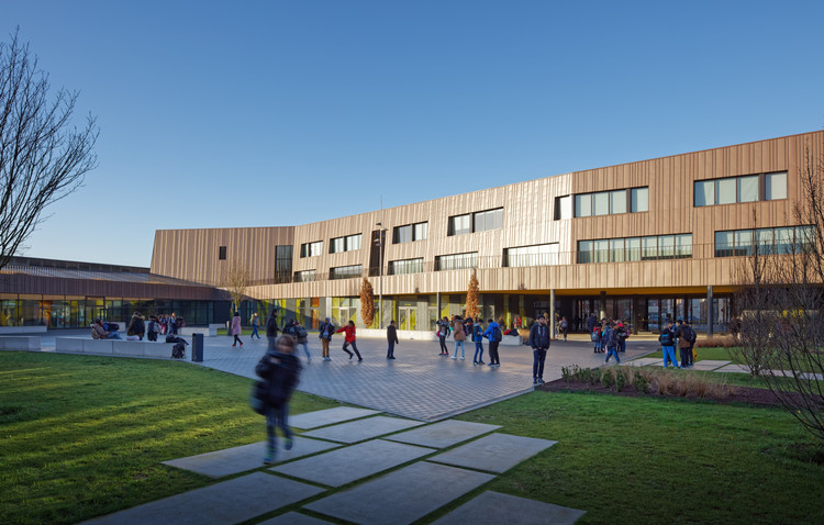 Escola de Ensino Médio, Ginásio e Centro Cultural / Chartier Dalix Architectes - Imagem 15 de 33